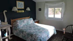 A guest room at Auld Farm Inn